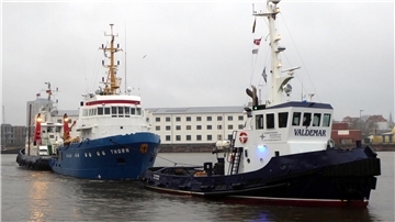 Der Schlepper „Valdemar“ der Reederei Vordingborg Bugser ApS nahm das mittlerweile in „Thorn“ umbenannte Schiff am AWI-Liegeplatz im Handelshafen an den Haken und überführt es nach Schweden.