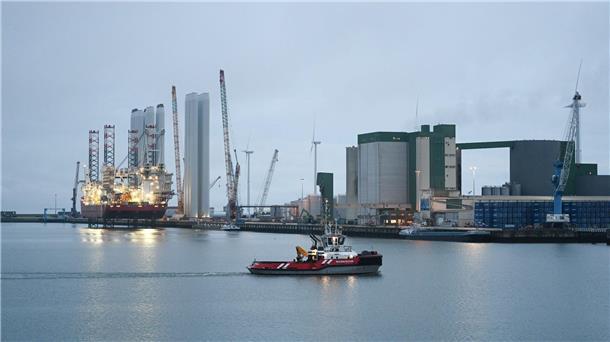 Der Schlepper „Waterstroom“ verlässt Eemshaven.