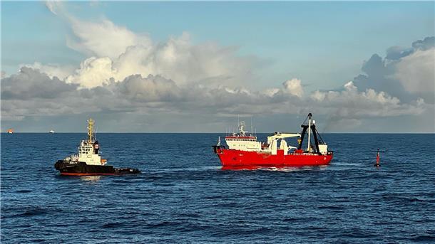 Arbeiten an gesunkenem Frachter „Verity“ unterbrochen Der Schlepper „Wulf9“ und das Taucherschiff „Vina“, sind im Wrackgebiet der gesunkenen „Verity“ südwestlich von Helgoland im Einsatz.