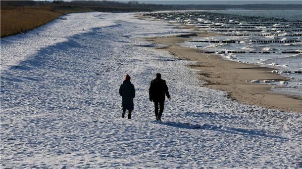 Der schneebedeckte Ostseestrand in Mecklenburg-Vorpommern.