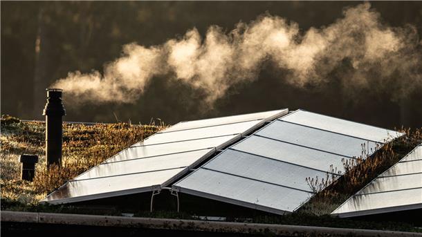 Mehrwertsteuer auf Gas und Fernwärme sinkt ab Oktober Der Schornstein einer Gastherme für die Heizung und die Warmwasserbereitung dampft Morgen auf dem Dach eines Frankfurter Reihenhauses. Gas sollinfolge einer Mehrwertsteuersenkung billiger werden.
