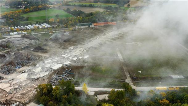 Bilder des Tages Der Schornstein vom RWE Dampfkraftwerk in Werne liegt nach der Sprengung in Trümmern.
