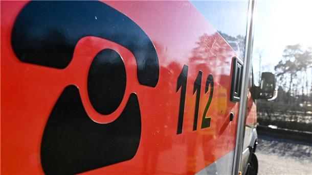 Waldbrandgefahr sinkt in den kommenden Tagen kurzzeitig Der Schriftzug 112 für die Notrufnummer steht auf einem Rettungswagen.