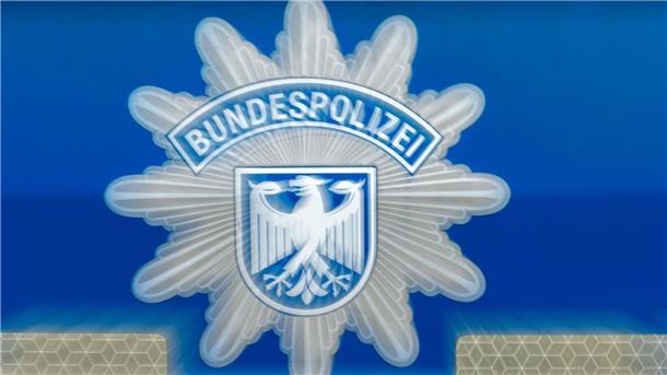 Bundespolizei nennt Vornamen nach Waffenfunden Der Schriftzug Bundespolizei ist auf einem Einsatzwagen zu sehen.