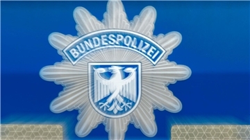 Der Schriftzug Bundespolizei ist auf einem Einsatzwagen zu sehen.