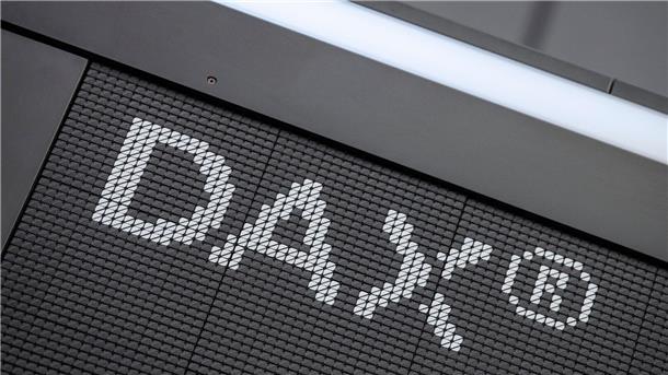 Der Schriftzug „DAX“ im Handelssaal der Deutschen Börse in Frankfurt.