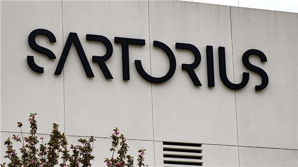Sartorius leidet unter schwacher Nachfrage: Personalabbau Der Schriftzug der Sartorius AG ist an einem Gebäude zu sehen.