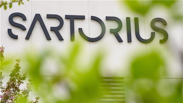 Der Schriftzug der Sartorius AG ist an einem Gebäude zu sehen.