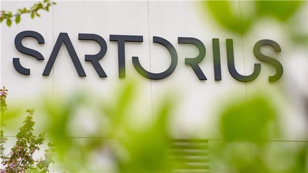 Sartorius schüttet 50,7 Millionen Euro Dividende aus Der Schriftzug der Sartorius AG ist an einem Gebäude zu sehen.