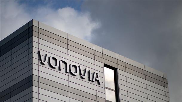 Der Schriftzug des Wohnungsunternehmens „Vonovia“ hängt an der Firmenzentrale.
