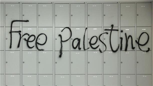 Der Schriftzug „Free Palestine“ wurde während der Besetzung des Audimax der Universität Leipzig an eine Wand mit Schließfächern gesprüht.