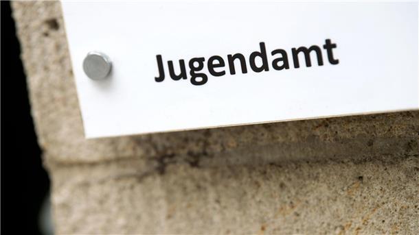 Der Schriftzug „Jugendamt“ ist auf einem Schild zu lesen.