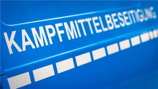 Alte Granate in Delmenhorst kontrolliert gesprengt Der Schriftzug „Kampfmittelbeseitigung“ ist an einem Einsatzfahrzeug zu lesen.