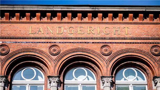 Totgeburt eines Mädchens: Hebamme äußert sich nicht erneut Der Schriftzug „Landgericht“ hängt am historischen Gebäude des Landgerichts Verden im Stadtzentrum.
