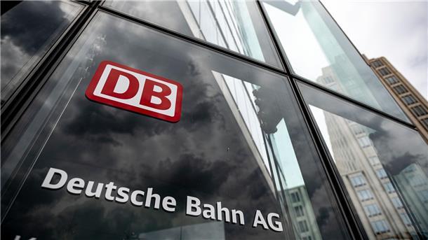 Neuer Fahrplan: Häufiger ICE zwischen Hannover und Berlin Der Schriftzug mit Logo steht an der Zentrale der Deutschen Bahn in Berlin.