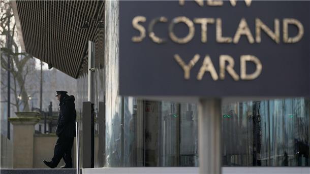 Scotland Yard: Hunderte Beamte suspendiert Der Schriftzug „New Scotland Yard“ steht vor dem Hauptquartier der Metropolitan Police (MPS) in London.