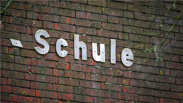 2022: Mehr als 200 Straftaten an Niedersachsens Schulen Der Schriftzug „Schule“ an einem Gebäude.