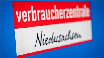 Der Schriftzug „Verbraucherzentrale Niedersachsen“ ist an einer Wand zu lesen.