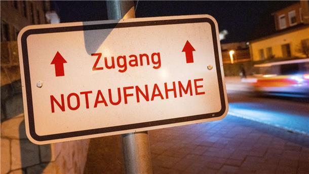 Ärztekammer-Präsidentin ist gegen Notaufnahme-Gebühr Der Schriftzug „Zugang Notaufnahme“ hängt vor einem Gebäude einer Klinik.
