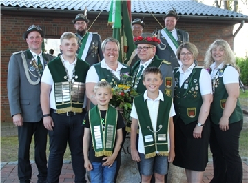 Der Schützenverein Drachel und Umgegend hat am Wochenende neue Schützenmajestäten ermittelt. Das Foto zeigt (jeweils von links, hinten) die Fahnenträger Christoph Hinck, Christoph Hinck und Mirko Meibohm, sowie (Mitte) Präsident Karsten Steffens, Jugendkönig Patrick Hölscher, Königin Maria Börger, König Heino Meibohm, Damenleiterin Nicole Döscher, die stellvertretende Präsidentin Anja Hölscher, (vorne) Prinz Lucas Krüger und Kinderkönig Justus Heins.