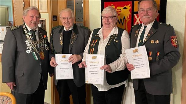 Der Schützenverein Nordseebad Burhave ehrte treue und erfolgreiche Mitglieder: Hans-Werner Wichowski, Arnold Burhop, Barbara Kerstein und Willfried Meinen.
