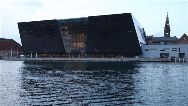 Kopenhagen ist Welthauptstadt der Architektur „Der Schwarze Diamant“ wurde von dem dänischen Architekturbüro Schmidt Hammer Lassen entworfen.