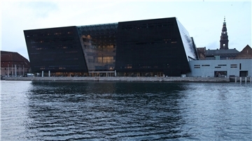 „Der Schwarze Diamant“ wurde von dem dänischen Architekturbüro Schmidt Hammer Lassen entworfen.