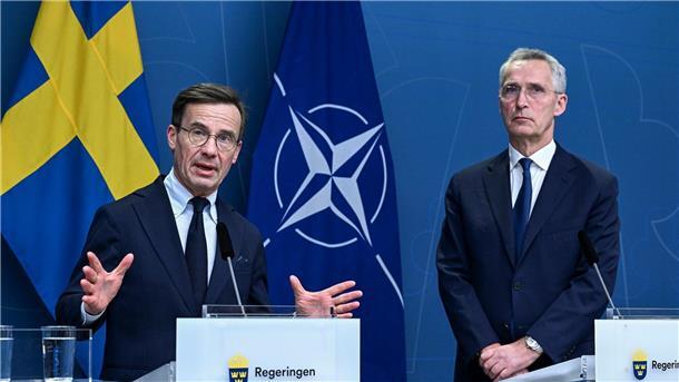Krieg gegen die Ukraine: So ist die Lage Der schwedische Ministerpräsident Ulf Kristersson (l) und Nato-Generalsekretär Jens Stoltenberg bei einer Pressekonferenz in Stockholm.