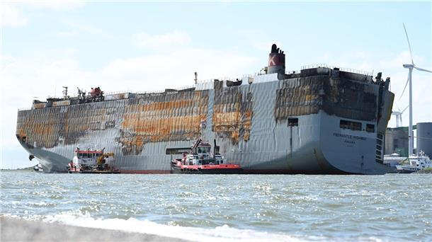 Der schwer beschädigte Autofrachter „Fremantle Highway“ ist sicher im Hafen von Eemshaven angekommen.