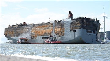 Der schwer beschädigte Autofrachter „Fremantle Highway“ ist sicher im Hafen von Eemshaven angekommen.