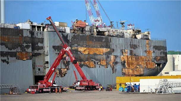 Der schwer beschädigte Autofrachter „Fremantle Highway“ lag vor seiner Weiterreise nach Rotterdam in Eemshaven.