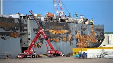 Der schwer beschädigte Autofrachter „Fremantle Highway“ lag vor seiner Weiterreise nach Rotterdam in Eemshaven.