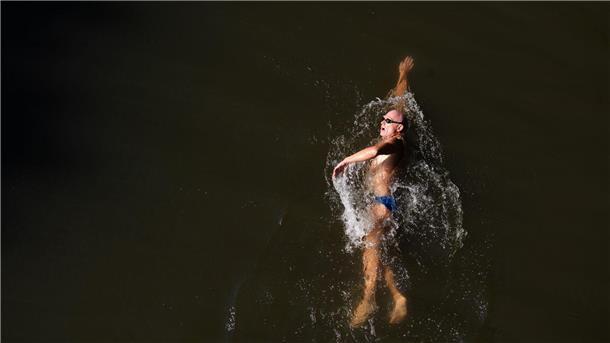 Der „schwimmende Professor“ beginnt seinen Weg in Smirice (Tschechien).
