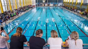 Der Schwimmsport zählt zu den Bereichen, die von den Kürzungen im Bremerhavener Haushalt besonders betroffen sind.
