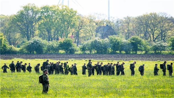 Wo ist der kleine Arian? - 1200 Helfer waren auf der Suche Der sechsjährige Arian wird nun mithilfe einer Menschenkette gesucht.
