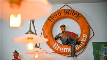 Der Seemann Hein Mück kommt in der Sommerausstellung des Historischen Museums groß heraus – sowohl als Werbeträger als auch als Wahrzeichen.
