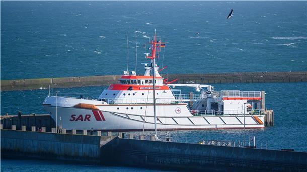 Der Seenotrettungskreuzer der Deutschen Gesellschaft zur Rettung Schiffbrüchiger (DGzRS) liegt im Hafen.