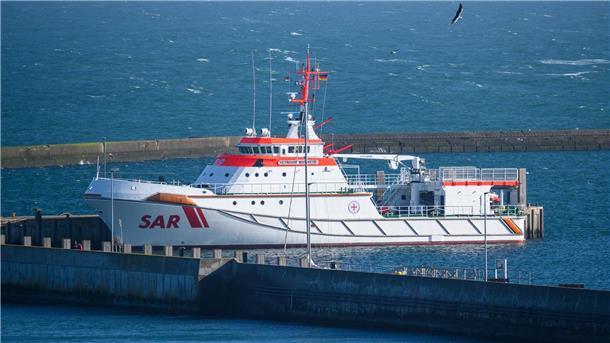 Der Seenotrettungskreuzer „Hermann Marwede“ der DGzRS liegt im Helgoländer Hafen.