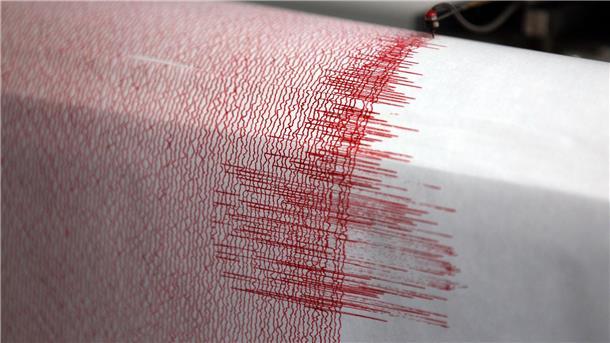Der Seismograph verzeichnet Ausschläge.