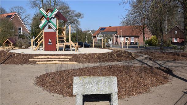 Der Selsinger Sawston-Platz mit einer Mühle als Blickfang auf dem Spielplatz.