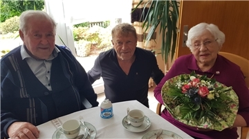 Otto und Grete Rossol mit Theo Vonk, dem Vorsitzenden des SoVD-Ortsverbands Selsingen.