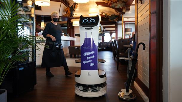 Der Servierroboter "Bella" fährt autonom durch das Restaurant Hafenrestaurant zu den Tischen.