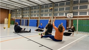 Die neuen Sitzvolleyballer in Leherheide trainieren.
