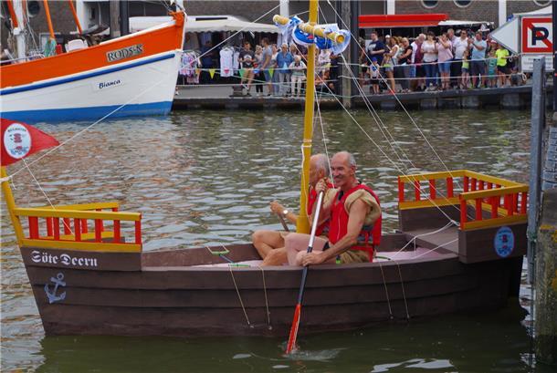 Papierboote-Regatta in Fedderwardersiel: Wer toppt die „Söte Deern“? Der Shantychor Butjenter Blinkfüer wird wieder mit der „Söten Deern“ an den Start gehen.