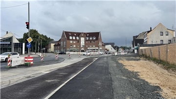 Eine Baustelle, in der ein neuer Fuß- und Radweg zu erkennen ist.