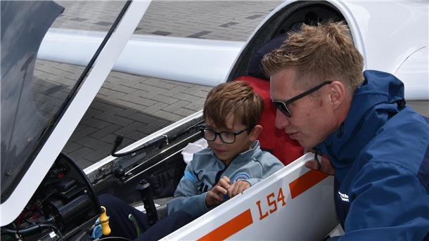 Mit vielen Bildern: Loxstedt Go Sports bietet viel Action für jung und alt Ein junge sitzt in einem Segelflugzeug