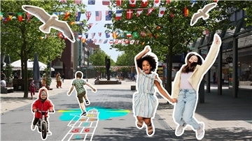 Der Simon-Loschen-Turm als Hüpfspiel – als erste familienfreundliche Idee werden permanente Kinderspiele aufgemalt.