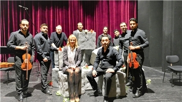 Der Sinti-Verein ist für das musikalische Theaterstück „Blumen an der Karlsburg“ ausgezeichnet worden.