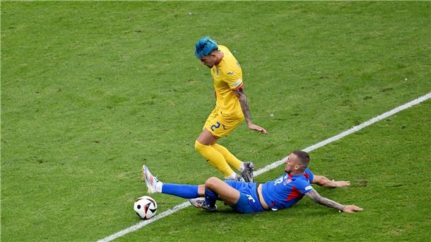 Ein Remis, aber keine Schande: Slowakei und Rumänien weiter Der Slowake Lukas Haraslin (r) kommt vor Andrei Ratiu aus Rumänien an den Ball.