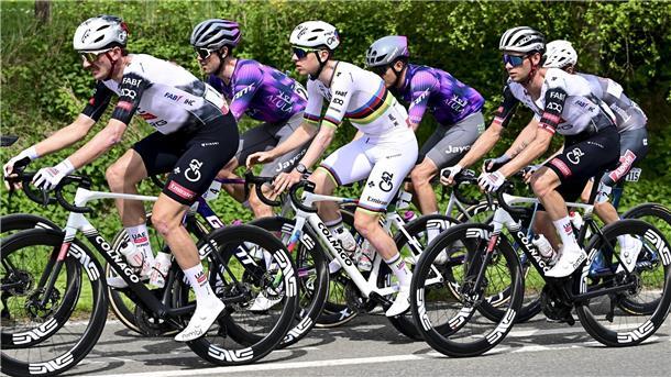 Dritter Erfolg: Pogacar gewinnt Lüttich-Bastogne-Lüttich Der Slowene Tadej Pogacar (M) im Trikot des Weltmeisters.